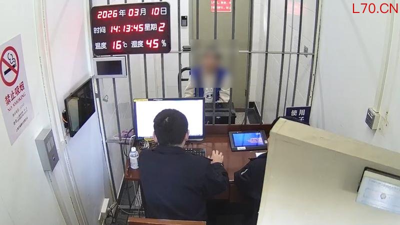 民警对犯罪嫌疑人陆某进行审讯。上海警方供图