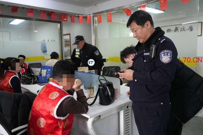 民警对涉案公司开展搜查。上海警方供图