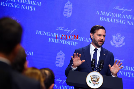 美国副总统 JD・万斯（JD・万斯）今日早些时候在匈牙利布达佩斯举行的新闻发布会上讲话。