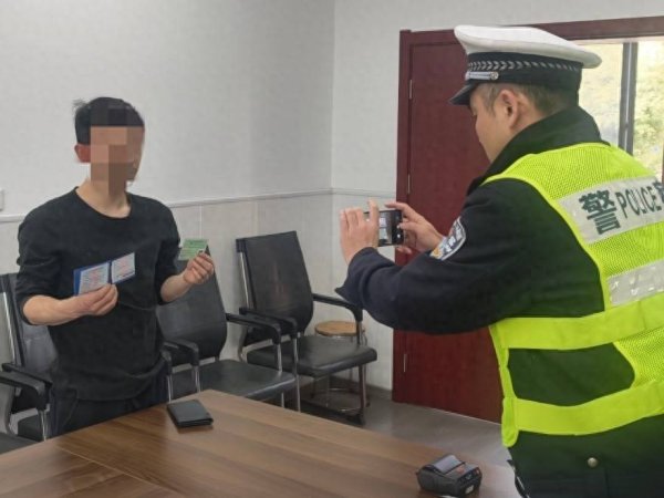 面包车高架违规载超长钢材 网友抖音举报 武汉青山交警依法追处