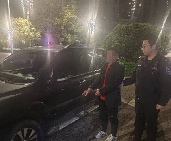 四川泸州一男子深夜裹浴巾“蒙面”扎胎报复， 警方：行政拘留