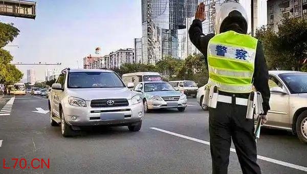 交警警告：不认识“锯齿车道”先别开车！走错一次扣3分罚200，很多司机都中招了-有驾