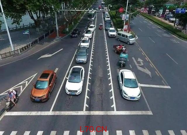 交警警告：不认识“锯齿车道”先别开车！走错一次扣3分罚200，很多司机都中招了-有驾