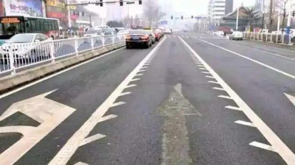交警警告：不认识“锯齿车道”先别开车！走错一次扣3分罚200，很多司机都中招了
