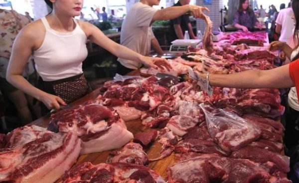 猪价暴跌但消费者大多无感：是中间商吃差价 还是有别的价格黑洞