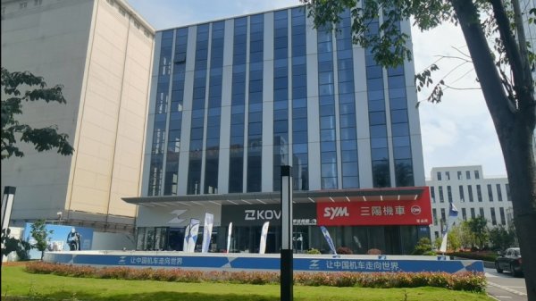 张雪机车悄然火爆申城，“等车心情像约会女朋友”！提醒：“发烧”莫过头