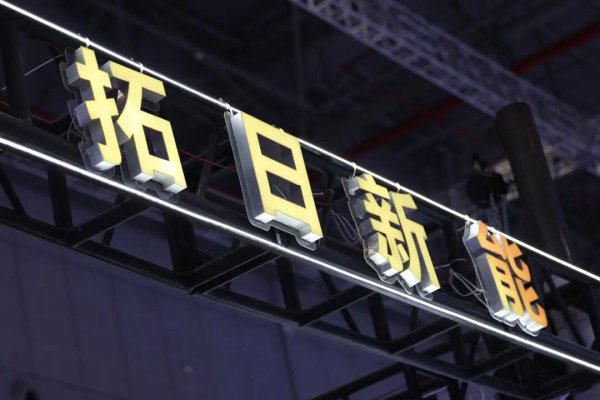 002218，突发！实控人夫妇将亲生女儿告上法庭，姐弟董事会互罢，股价跌超8%，公司去年遭遇近10年首亏